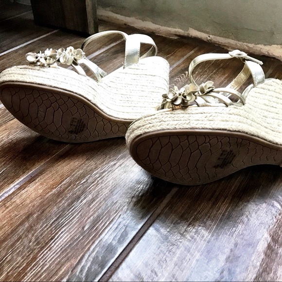 NWT Carlos gold wedges floral embellished size 10 - Picture 3 of 6